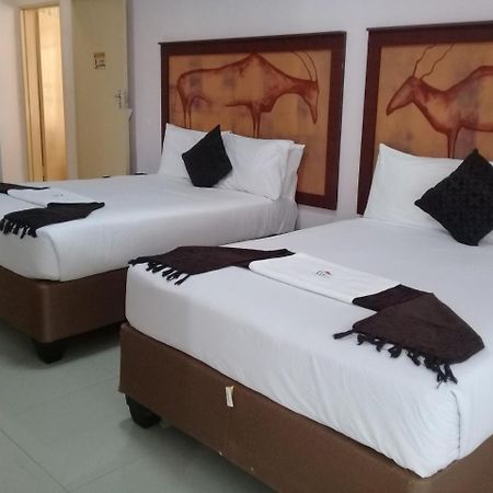 Upper Room Guest House 프랜시스타운 외부 사진
